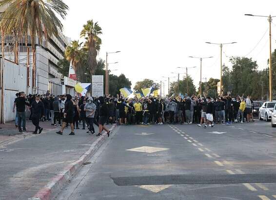 אוהדי מכבי ת"א באימון // צילום: אודי ציטיאט