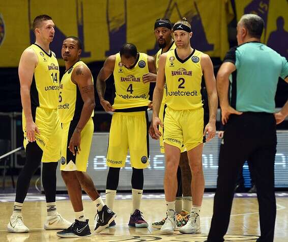 שחקני הפועל חולון, הערב. הצליחו להרשים // צילום: ברני ארדוב