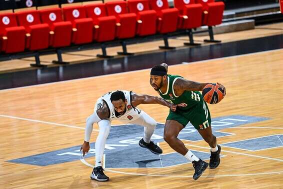 פוסטר עם הכדור // צילום: AFP