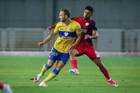 גוזלן מנסה לעצור את גלזר, הערב בנתניה // צילום: עמי שומן