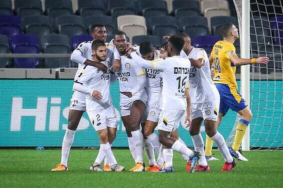 שחקני מכבי נתניה. "מסוגלים לנצח" // צילום: עמי שומן