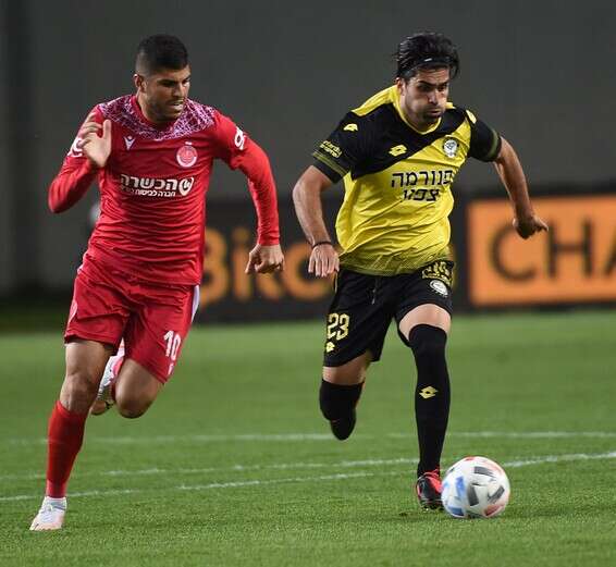 יצחק רודף אחרי ירושלמי, הערב בנתניה // צילום: ברני ארדוב