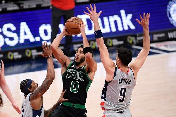 אבדיה וביל שומרים על טייטום // צילום: AP