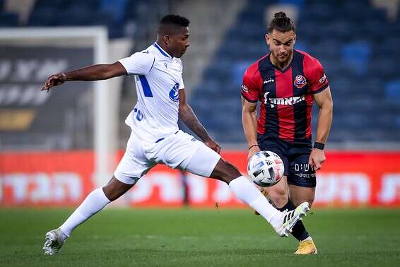 קופר מתקל את גורפינקל, הערב // צילום: מאור אלקסלסי