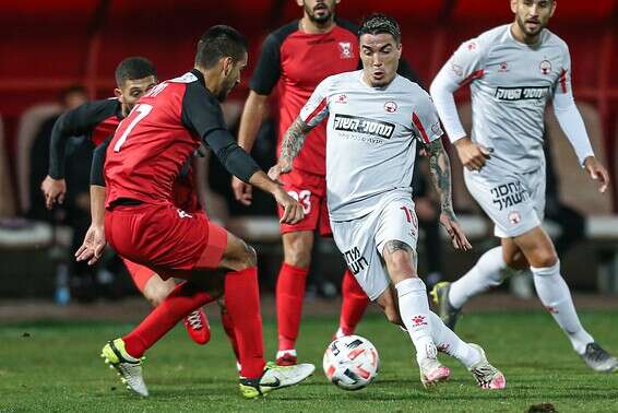 ז'וסוואה מנסה לעקוף יריב, הערב בדוחא // צילום: מאור אלקסלסי