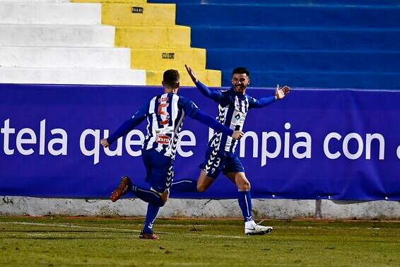 שחקני אלקויאנו חוגגים ניצחון היסטורי // צילום: AP