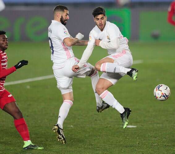 אסנסיו ובנזמה. זכו למחמאות // צילום: AP