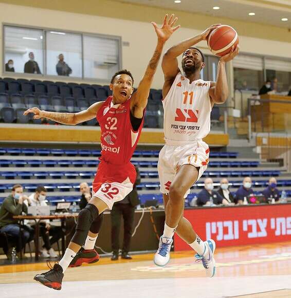 תומאסון מנסה לעצור את טיילור // צילום: אלן שיבר