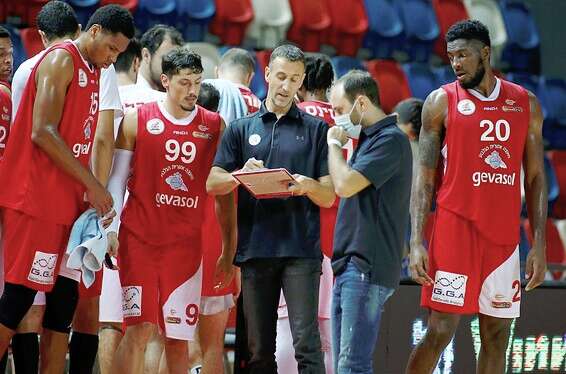 ליובין ושחקני גלבוע. נשארו עם המחמאות // צילום: אלן שיבר