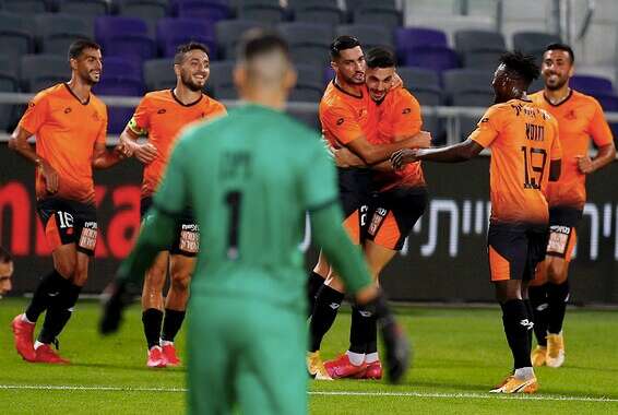 זריהן חוגג עם החברים, הערב בבלומפילד // צילום: אלן שיבר