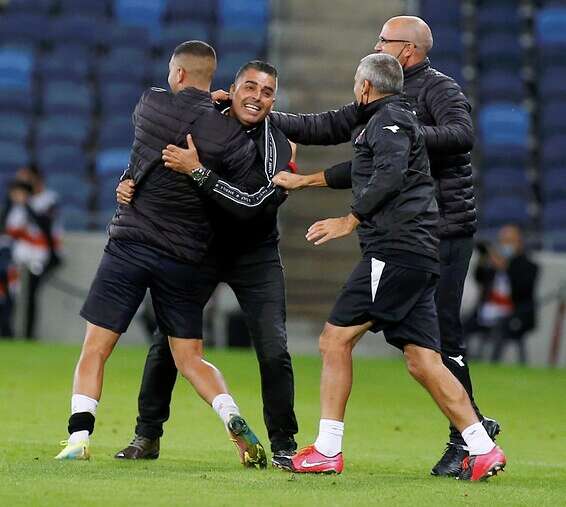 חיים סילבס חוגג ניצחון ענק בדרבי של חיפה, הערב // צילום: אלן שיבר