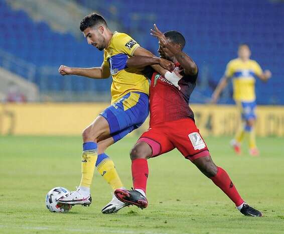 כהן מנסה לעבור, הערב // צילום: אלן שיבר