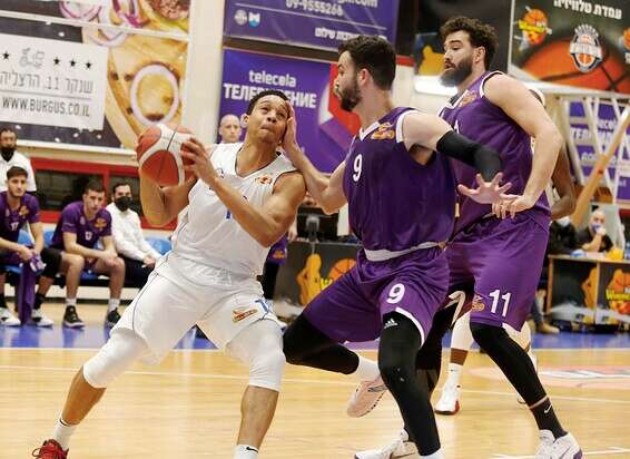 גאדי מול הגנת נהריה. הדביק את החברים ברצון למסור // צילום: אלן שיבר