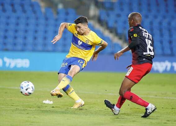 ביטון בועט, זלקה רק מביט // צילום: אלן שיבר