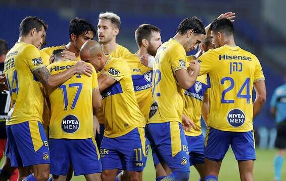 שחקני מכבי חוגגים, הערב // צילום: אלן שיבר