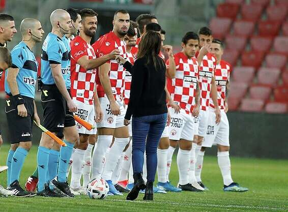 אלונה ברקת עם שחקני ב"ש לפני שריקת הפתיחה // צילום: אלן שיבר
