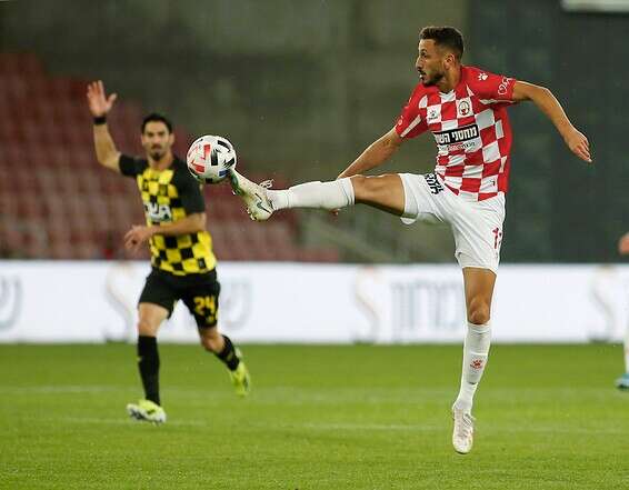 יחזקאל בהשתלטות אלגנטית על הכדור, הערב בב"ש // צילום: אלן שיבר