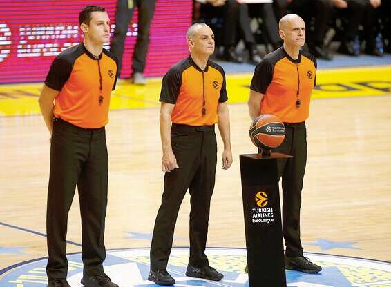 ספי שמש הישראלי עם צוות השיפוט // צילום: אלן שיבר