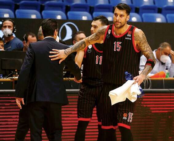 שחקני אולימפיאקוס מנחמים את ספרופולוס בסיום // צילום: אלן שיבר