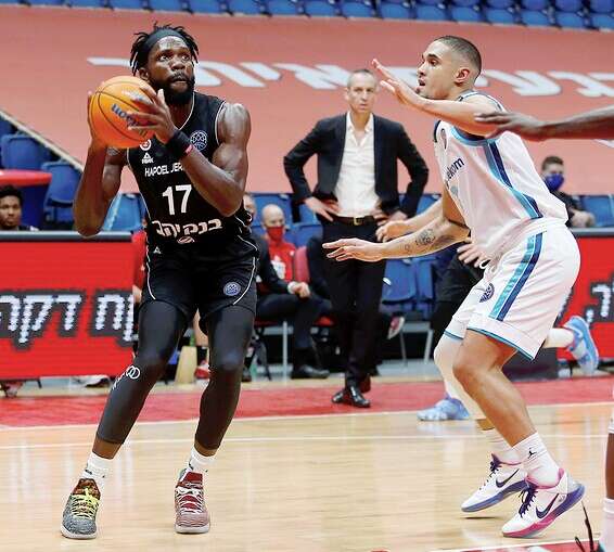 סולימאן בריימו מטייל בצבע // צילום: אלן שיבר