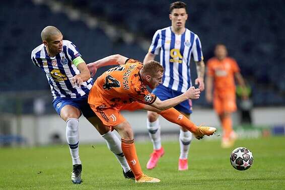 פפה מנסה לעצור את קולוסבסקי // צילום: AP