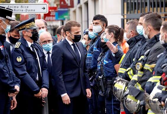 נשיא צרפת מקרון בזירת הרצח // צילום: רויטרס