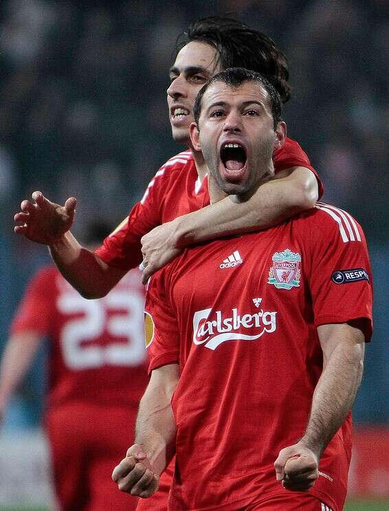 עם בניון במדי ליברפול // צילום: אי.פי