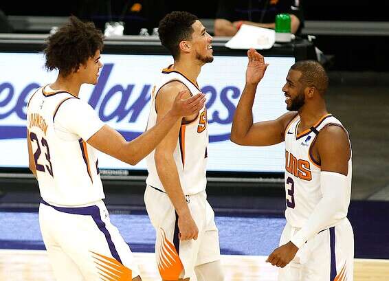 פול חוגג עם בוקר. פיניקס בעננים // צילום: רויטרס