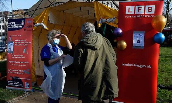 מתחם חיסונים ארעי בלונדון // צילום: איי.פי