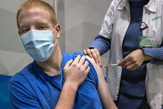 נער מעל גיל 16 מקבל חיסון בשדרות