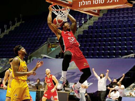 ג'ונס מרחף, היום בחולון // צילום: אלן שיבר