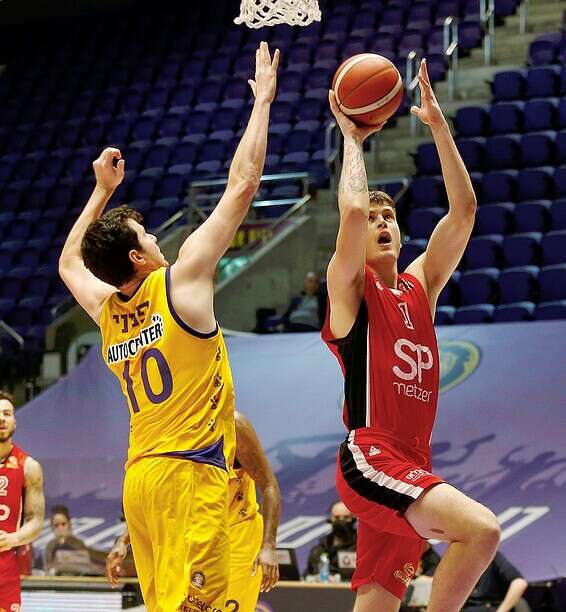 פניני מול קופרברג, היום בחולון // צילום: אלן שיבר