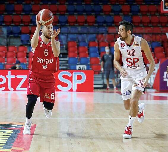 טימור משקיף על תמיר בלאט // צילום: אלן שיבר