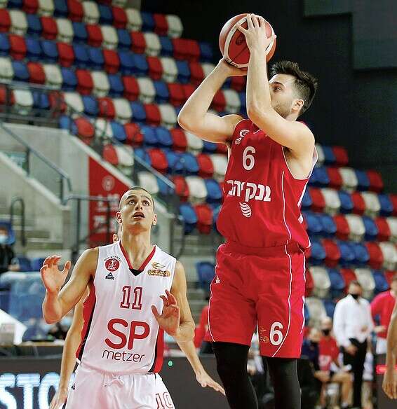 תמיר בלאט עולה לסל, ים מדר רק משקיף // צילום: אלן שיבר