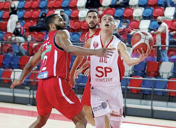 ים מדר בדרך לסל // צילום: אלן שיבר