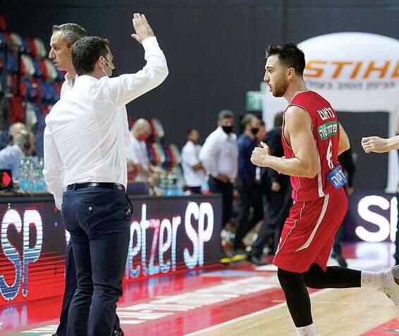 תמיר בלאט חוגג עם הספסל הירושלמי // צילום: אלן שיבר