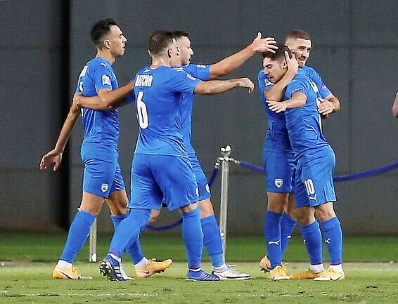 סולומון חוגג עם החברים, הערב // צילום: אלן שיבר