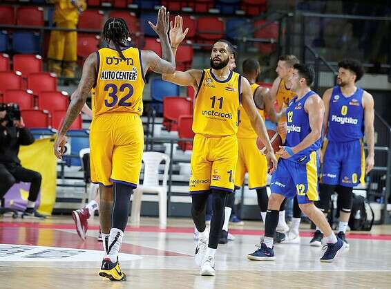 עם מיילס מול מכבי בגביע המדינה. מאמין בחבריו // צילום: אלן שיבר