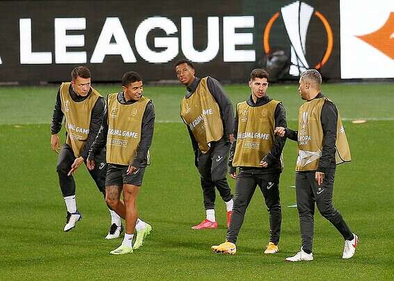 סולומון אמש עם חבריו באצטדיון בלומפילד // צילום: אלן שיבר