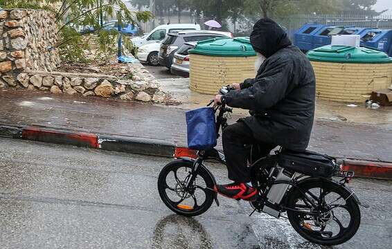 קשיש רוכב על אופניים חשמליים, בחודש שעבר (למצולם אין קשר לכתבה) // צילום: דוד כהן, ג'יני