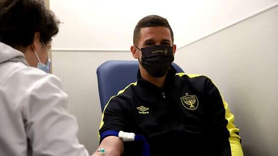 עידן ורד תורם דם. ביום ראשון מפגש מול נתניה // צילום: האתר הרשמי