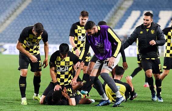 שחקני בית"ר חוגגים בסיום, הערב בטדי // צילום: דני מרון