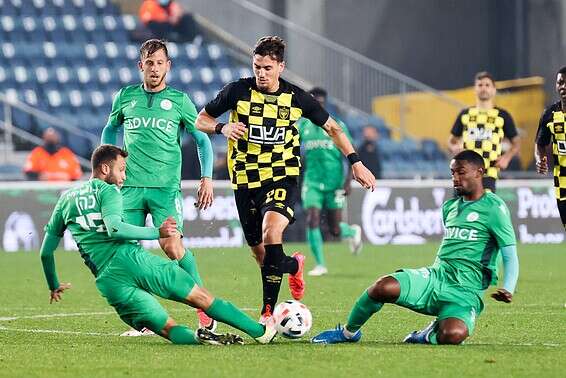 שחקני כפ"ס מקיפים את שועה, הערב בטדי // צילום: דני מרון