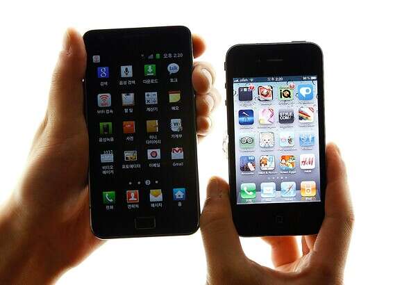 לא יתמכו עוד בוואטסאפ. אייפון 4 ו-Galaxy S2 // צילום: רויטרס
