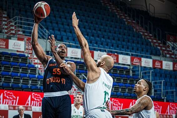 מיינסי מול ההגנה של ספורטינג // צילום: יורופקאפ - האתר הרשמי