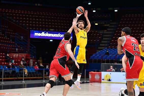 סקוטי וולבקין מנסה למצוא את הטבעת // באדיבות ארמני מילאנו