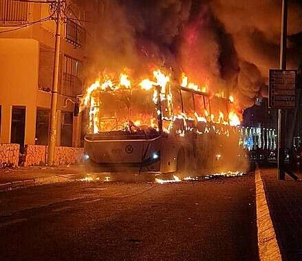 שריפת האוטובוס בבני ברק // צילום: דוברות המשטרה