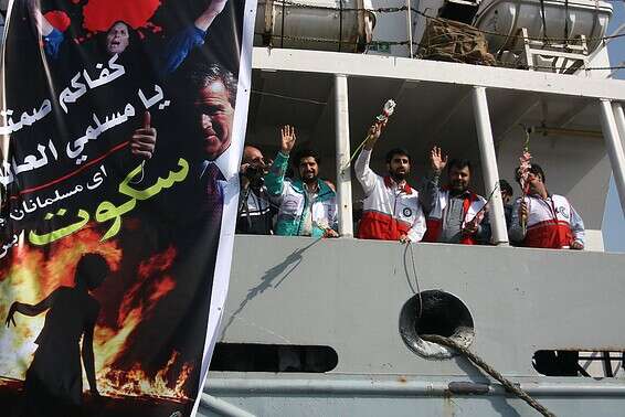 אנשי הסהר האדום האיראני במשט סיוע לפלשתינים // צילום: איי.פי