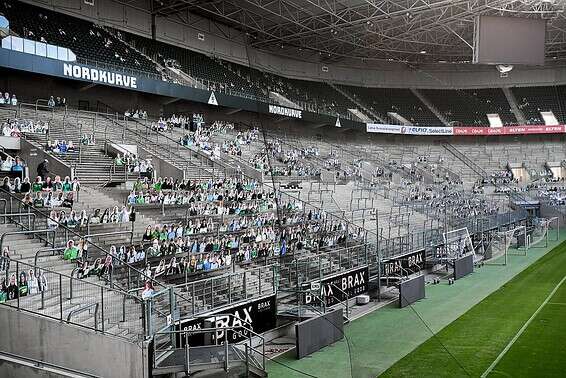 קהל מקרטון במנשנגלדבאך // צילום: EPA