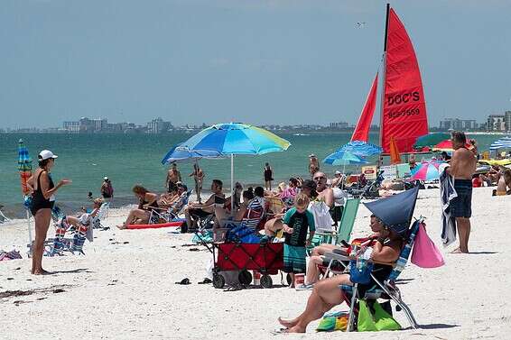 "נופשים בחופי פלורידה // צילום: רויטרס